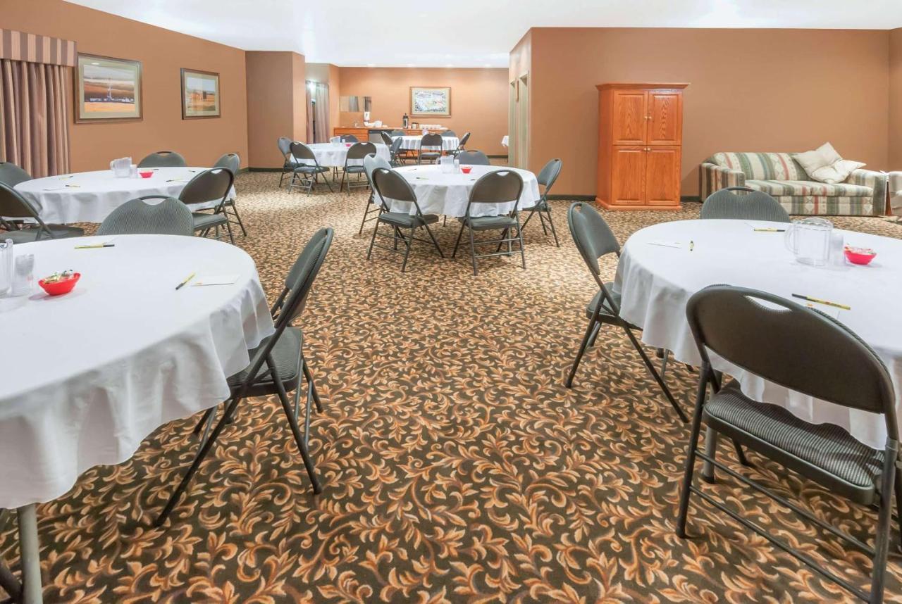 Hotel Super 8 By Wyndham Three Hills Ab Zewnętrze zdjęcie